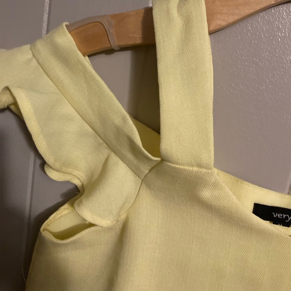 👚(bundle 4 items w/👚for $16) Beautiful soft yellow top - Picture 3 of 9